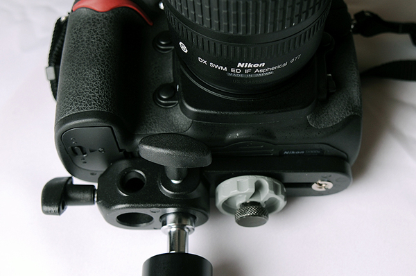 Attach the DSLR to the Magic Arm on the baseplate, as shown here.